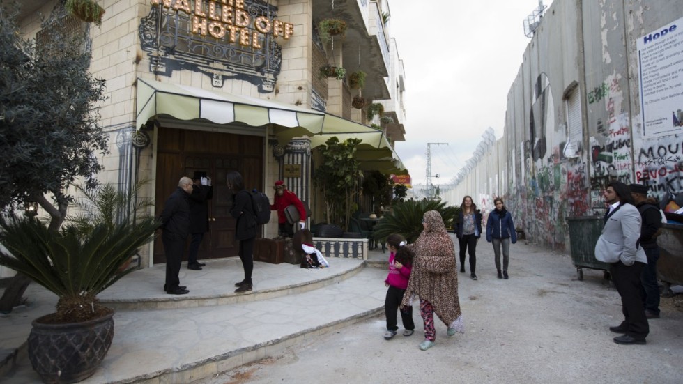 Banksys tre målningar som nu säljs har tidigare visats på konstnärens hotell "Walled off hotel" i Betlehem. Arkivbild.