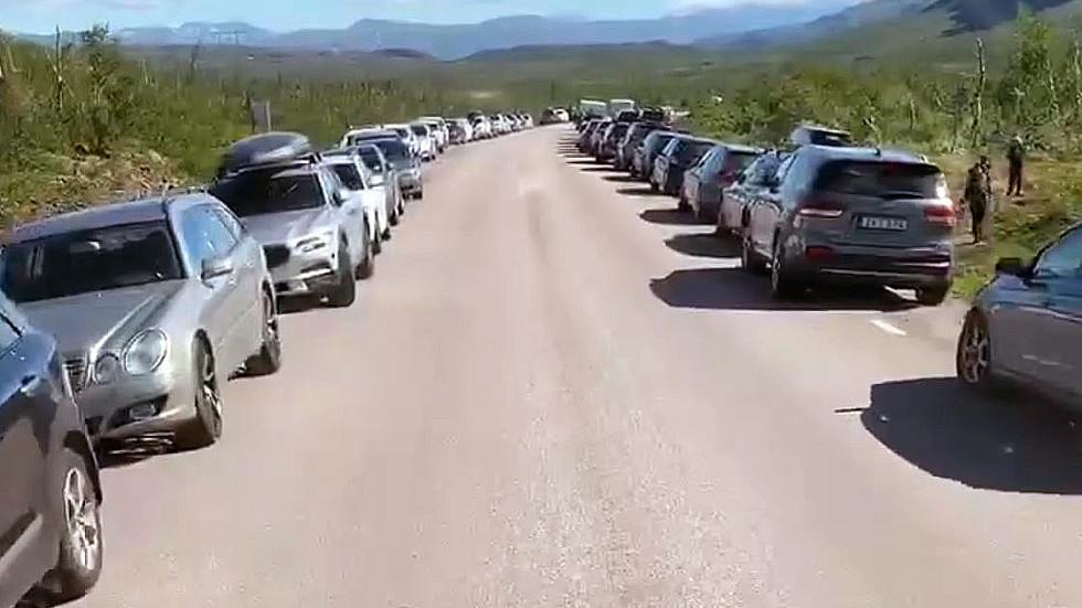 Så här trångt var det på E10:an vid Låktatjåkka förra sommaren. I nästa vecka börjar parkeringsplatsen, som ska lösa problemen, att byggas.