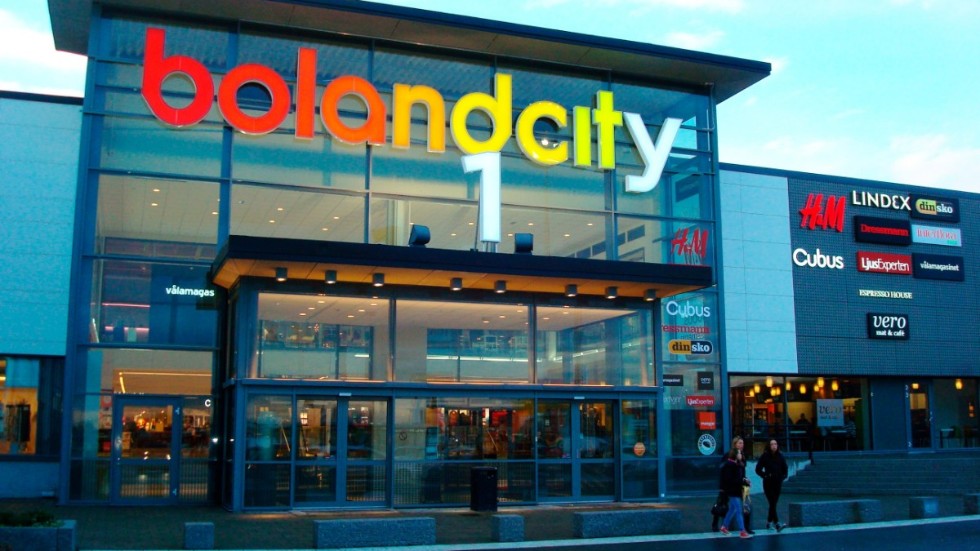Bolandcity invigdes hösten 2011. På den tiden fanns 23 butiker och restauranger fördelade på 30 000 kvadratmeter i köpcentrumet.