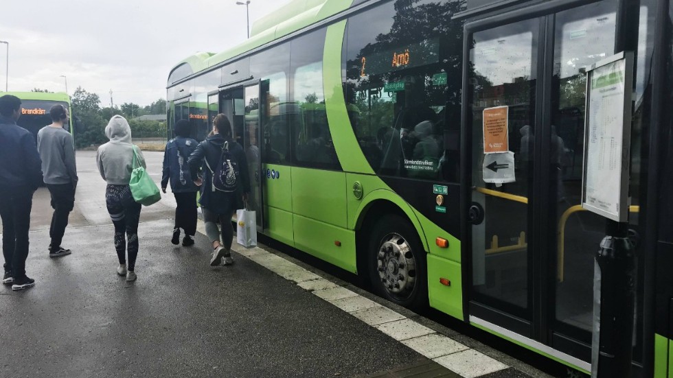 Från och med den 7 januari ska resenärer i kollektivtrafiken bära munskydd under rusningstid. 