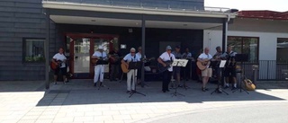 Gitarrorkestern underhöll på Kopparsvanen