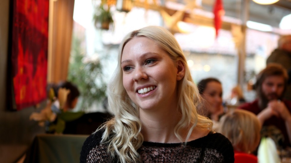 Clara Klingenström uppträder i Bingolotto med nya singeln.