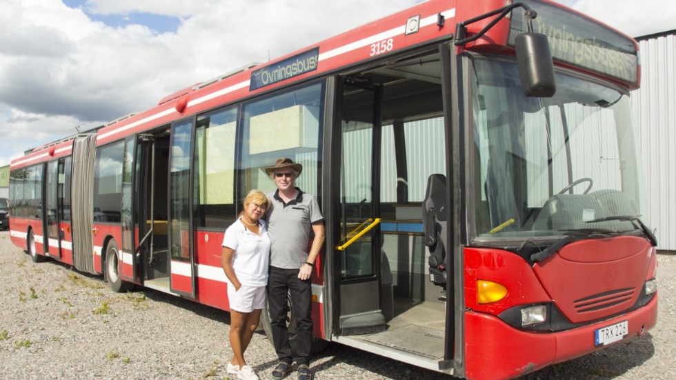 Makarna Robert Jakobsson och Billie Carani Jakobsson bor i Nya Zeeland men är på tillfälligt besök i Katrineholm för att renovera en stor buss, som ska ta dem till andra sidan jorden.