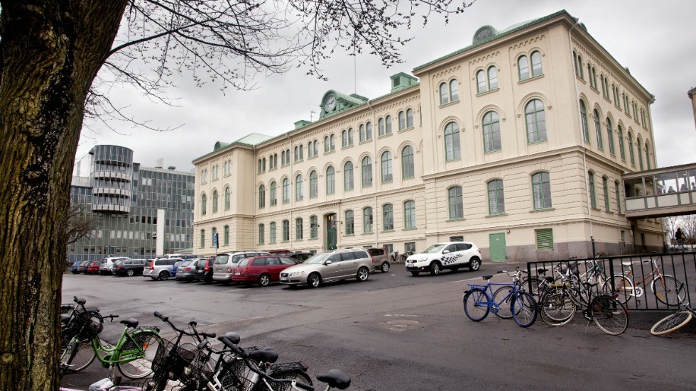 "Att sälja en väl fungerande högstadieskola mitt i staden, som funnits där i 150 år, vittnar om hur lågt våra toppolitiker idag prioriterar skolan", skriver insändarskribenten.