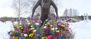 Blommor i håret på Charlotte under kvinnornas dag