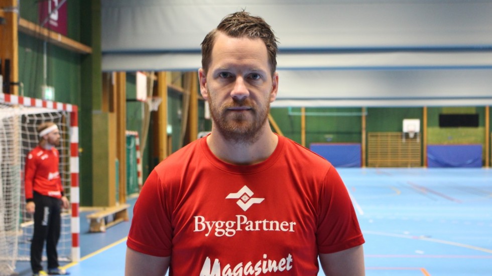 EHF-tränaren Rickard Bäcklin längtar in i hallen igen, som här under försäsongen. Men ett nytt beslut av Svenska handbollsförbundet gör att en eventuell omstart av division 1-spelet dröjer.