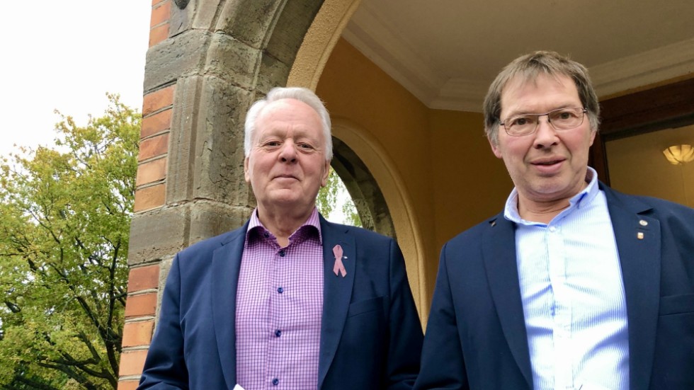 Göran Dahlström (S) och Christer Sundqvist (M) utanför kommunhuset i Katrineholm. Arkivbild.