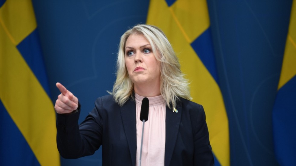 Hur olika regioner och länder drabbas kan ha flera olika orsaker och det är svårt att göra jämförelser och dra säkra slutsatser, säger socialminister Lena Hallengren (S).