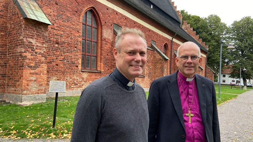 Ola Linderoth, kyrkoherde, får "glada tillrop" och nya infallsvinklar av Martin Modéus, biskop.