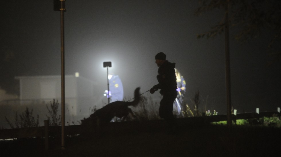 Polisen söker spår på brottsplatsen natten mellan tisdag och onsdag.