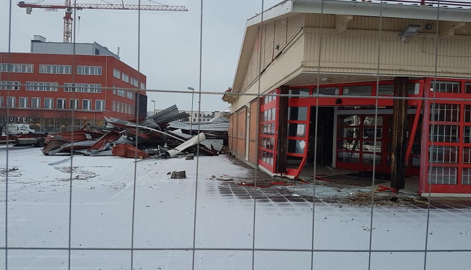 Rivningsarbetet inför kvarteret Segerdal är i gång. 