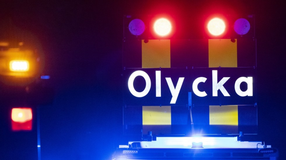 En allvarlig trafikolycka inträffade på riksväg 53 mellan Husby-Oppunda och Råby-Rönö sent under tisdagskvällen. Två män fördes med ambulans till sjukhus med svåra skador.