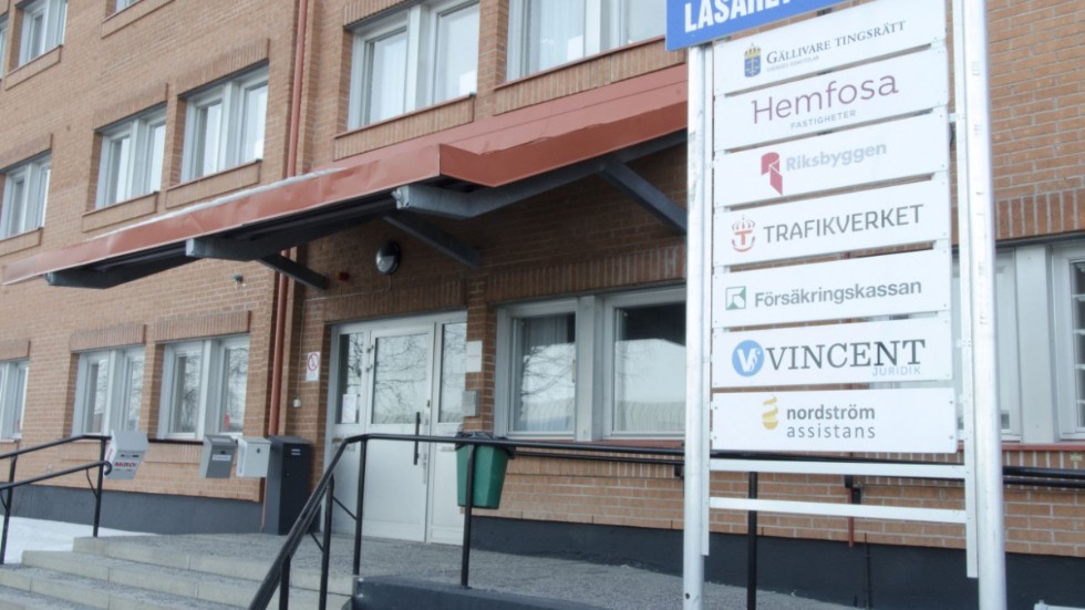 Gällivare tingsrätt har beslutat att häkta en man i 20-årsåldern som misstänks ha begått åtta olika brott.