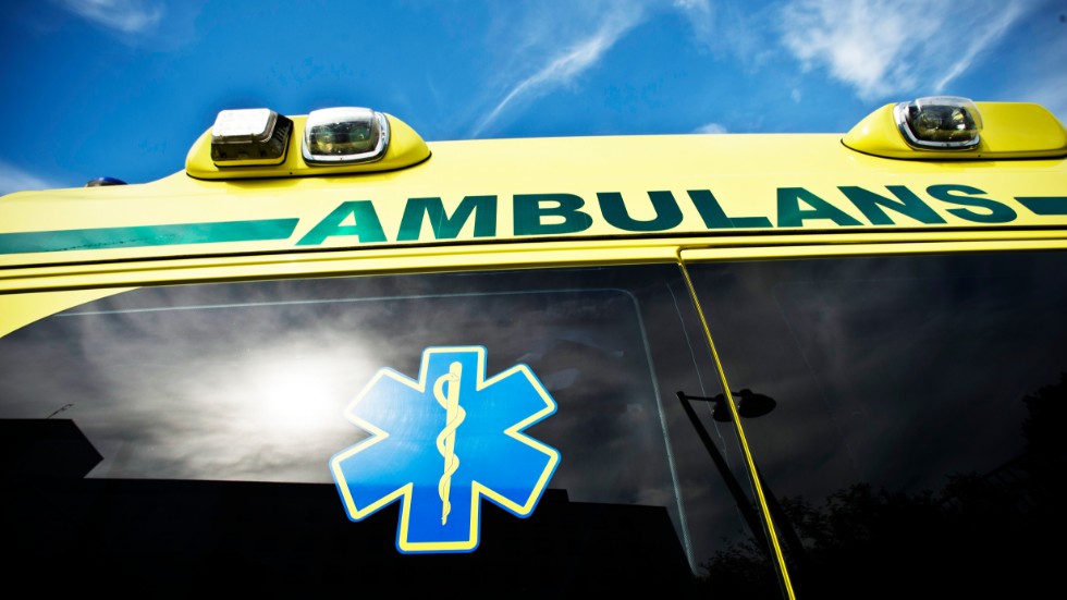En man fick föras med ambulans till sjukhus efter en arbetsplatsolycka i Flen i helgen.