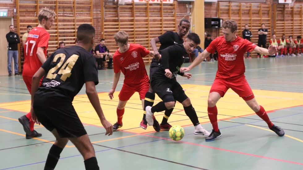 Precis som flera gånger förr förväntas derbyt mellan KSK och Katrineholm city innehålla intensiva dueller. På söndagen inleder lagen futsalsäsongen med ett hett möte i Nyhemshallen.