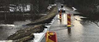 Väg svämmade över i Hällbacken