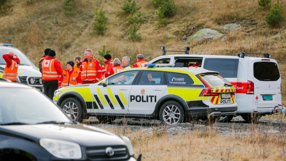 Räddningspersonal nära platsen där ett flygplan har gått ned i Larviks kommun.