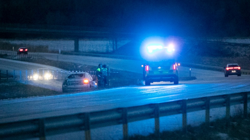 Halkan orsakade problem i trafiken på måndagsmorgonen. Här en av de bilar som körde av E4 mellan Tystberga och Lästringe.