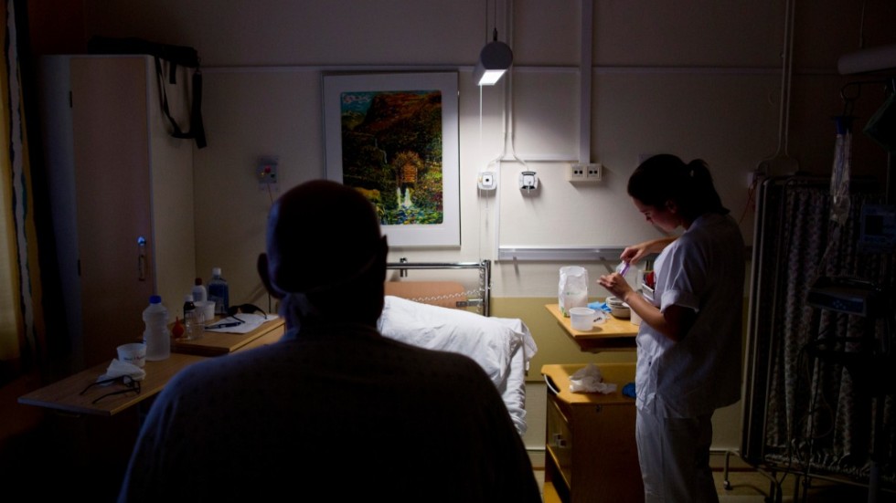 Patienten är ju självfallet inte den enda jag vårdar det arbetspasset. Det är ju även överbeläggningar på min avdelning där jag är ensam sjuksköterska, skriver signaturen Sjuksköterska på vårdavdelning. Genrebild.