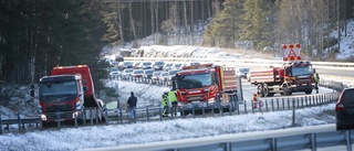 Långa köer efter bilbrand på E4 – körfält stängdes i väntan på saltbil