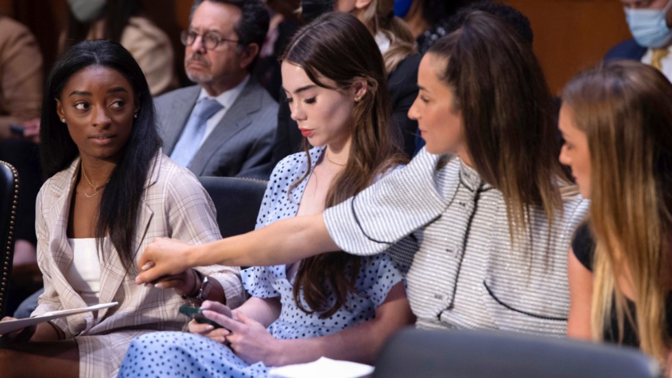 De amerikanska gymnasterna Simone Biles, McKayla Maroney, Aly Raisman and Maggie Nichols vittnar för senaten. Arkivbild.