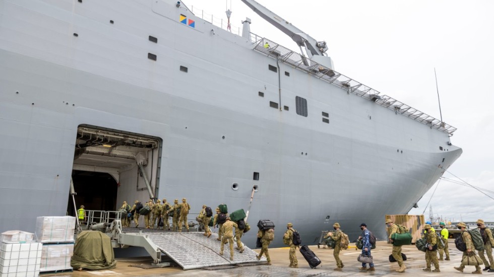 Soldater går ombord på HMAS Adelaide i Brisbane i Australien, inför avresan till Tonga.