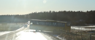 Buss i diket – fick bärgas