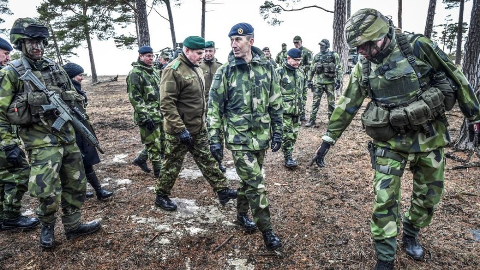 I mitten. Överbefälhavare Micael Bydén - här på gotländskt övningsfält- är kanske inte helt nöjd. Men politikernas öron har han sannerligen erövrat.