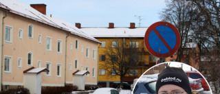 Felparkerade bilar ställer till problem i centrala Vimmerby • Boende: "Parkeringsvakterna kommer inte hit"