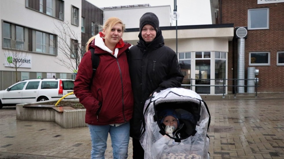 Evelina och Erika Henriksson, Finspång: Vi firade med mysfrukost för att barnet fyller två år idag. Fokuset ligger mest på att fira hans födelsedag, men sedan kommer vi fira på egen hand."