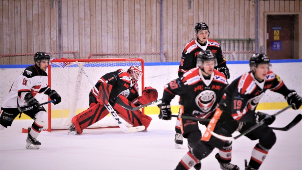 Målvakten Adam Ingelfeldt är en av tio spelare som lämnar Mjölby HC sedan det stått klart att laget tar klivet upp till hockeyettan.