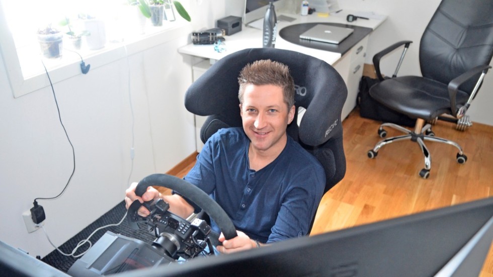 Tränar hemma. Robert Dahlgren har installerat en simulator i sitt hem och tränar två timmar om dagen i den. Foto: Adam Savonen.