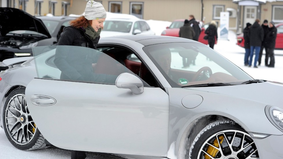 Vilket proffs. Här hoppar jag in i Porschen som snart ska susa fram med rallyföraren Walter Röhrl bakom ratten. Foto: Leif Andersson.