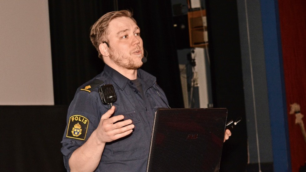 På Medan. Adam Nyström, kommunpolis i södra Lappland, berättade om tecken och symtom. Foto: Lennart Enkvist.