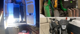 Stoppades med stulen traktor och moped i lasten – åtalas: "Jag har inte varit med, inte ens till en procent"