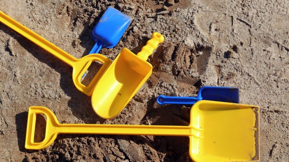 förskola, sandlåda, sandleksaker, leksaker, plastspade