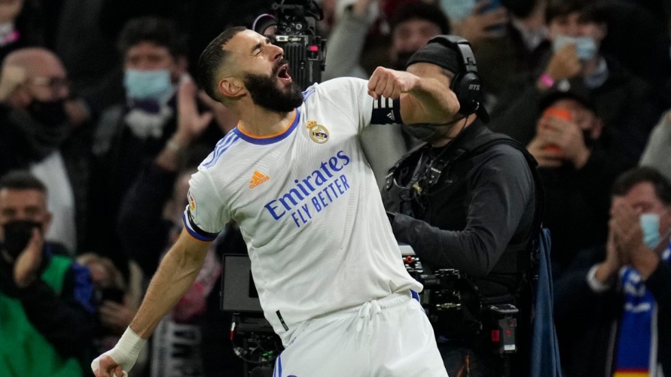 Real Madrids Karim Benzema firar sitt mål i derbyt mot Atlético Madrid.