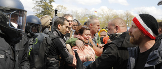 Ja till coronalag trots stökiga protester