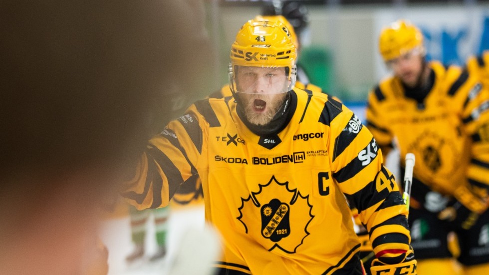 Oscar Möller efter kvitteringen. Dessvärre blev det ändå ny förlust för AIK, som reser med 0–2 i matcher i semifinalserien mot Rögle.