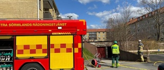 Brandlarm från bostadshus på Öster – rök men ingen eld