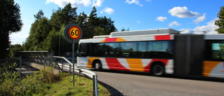 Trafiken görs om – då förlorar familjerna sin busslinje ✓ Måste gå på 60-väg ✓ Så svarar kommunen