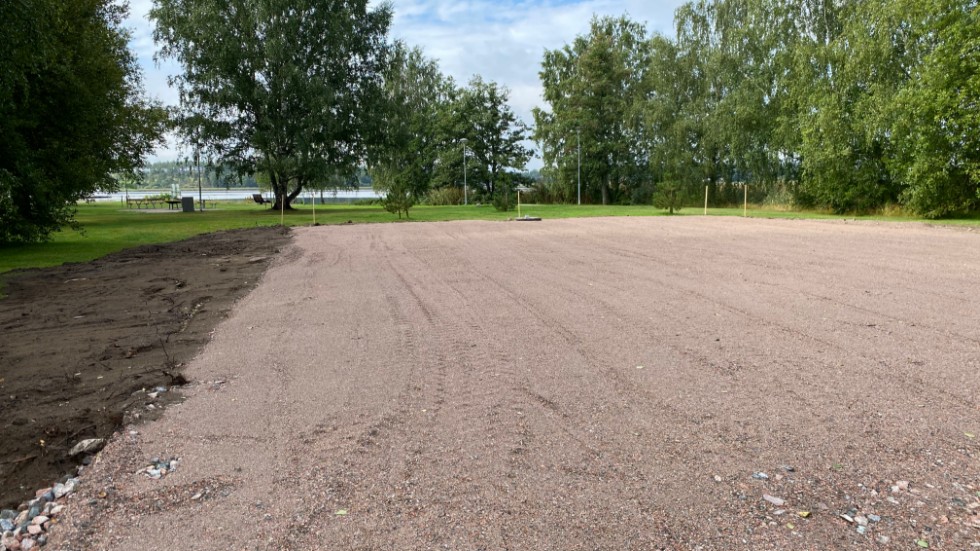 Nyköpings kommun anlägger en basketplan på Brandholmen. Men basketytan kan strida mot gällande detaljplan. 