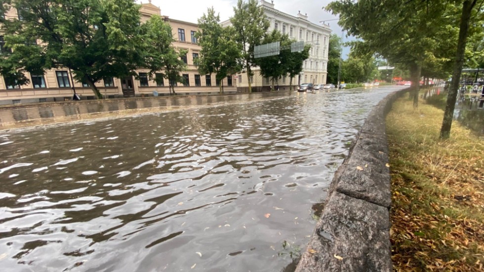 Järnvägsgatan utanför resecentrum totalt vattenfylld.