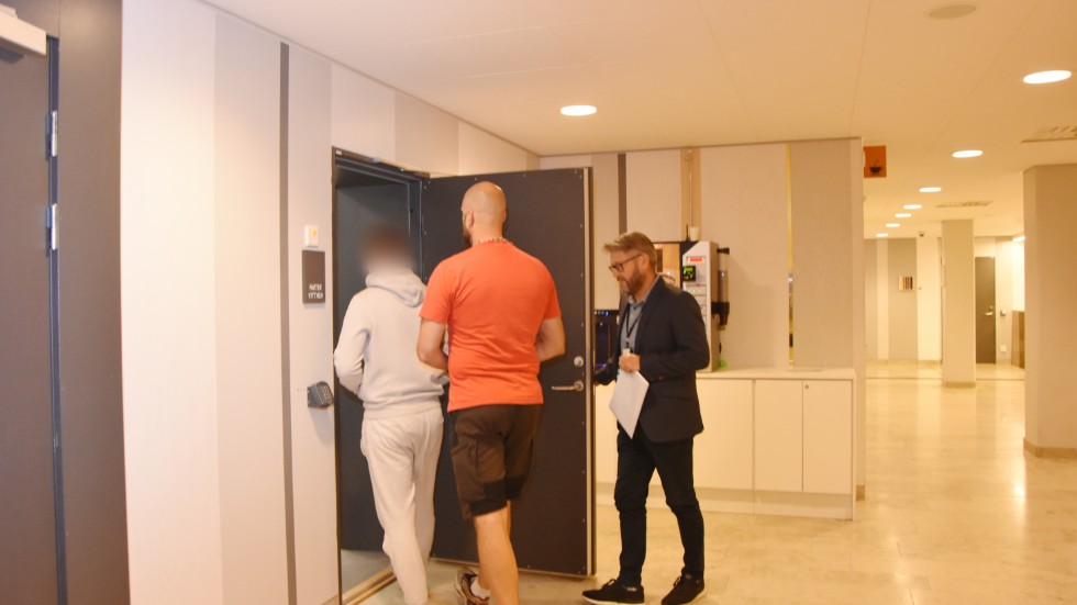 ”Genom att tillåta passagerare på flaket har han tagit en medveten risk och i den här kurvan har han kört på ett oaktsamt sätt. Han körde för fort och omständigheten hur han tog den har orsakat att flickorna ramlade av. Kravet på aktsamhet när man olagligt kör med passagerare på flak är strängt”, sade åklagaren Thomas Ennefors under rättegången.