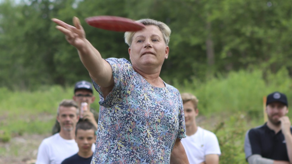 Service- och tekniknämndens ordförande Anneli Hedberg (S) invigde den nya discgolfbanan.