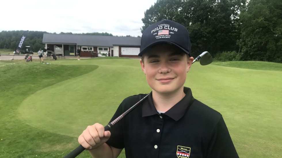 Logan Bolgakov var en av deltagarna på veckans juniorläger på Motala golfklubb. Han blir glad i själen av en bra träff.