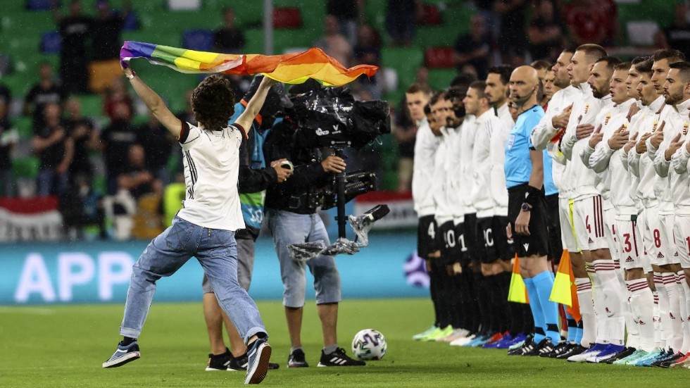 Under den ungerska nationalsången stormade en supporter in med en regnbågsflagga.
