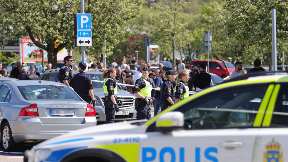 Elva män från två olika konstellationer åtalas för det våldsamma bråket i Hjällbo i slutet på maj. Ett bråk som ett par dagar därefter utmynnade i ett mord. Arkivbild.
