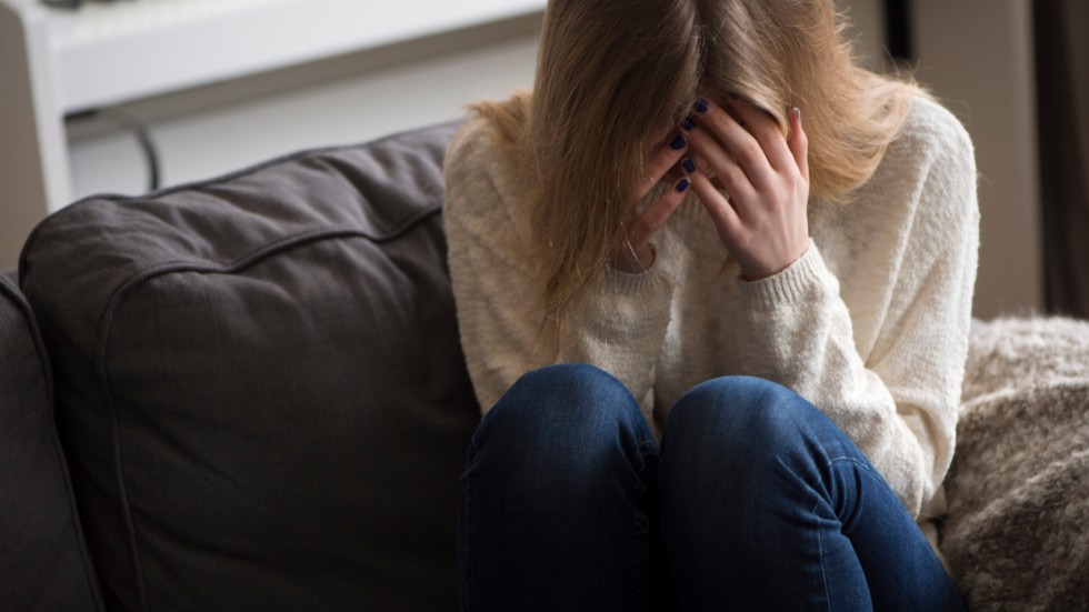Barn känner ofta av situationen och stämningen. Föräldrar som oroar sig för pengar kan prata med barnen och förklara att ansvaret inte ligger hos dem, förklarar Bris.