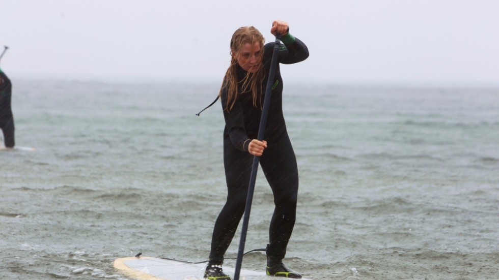 Företaget Snacka Snyggt skulle fått en vågsurfinglektion, men tillföljd av låga vågor fick de testa på SUP, Stand Up Paddleboarding.